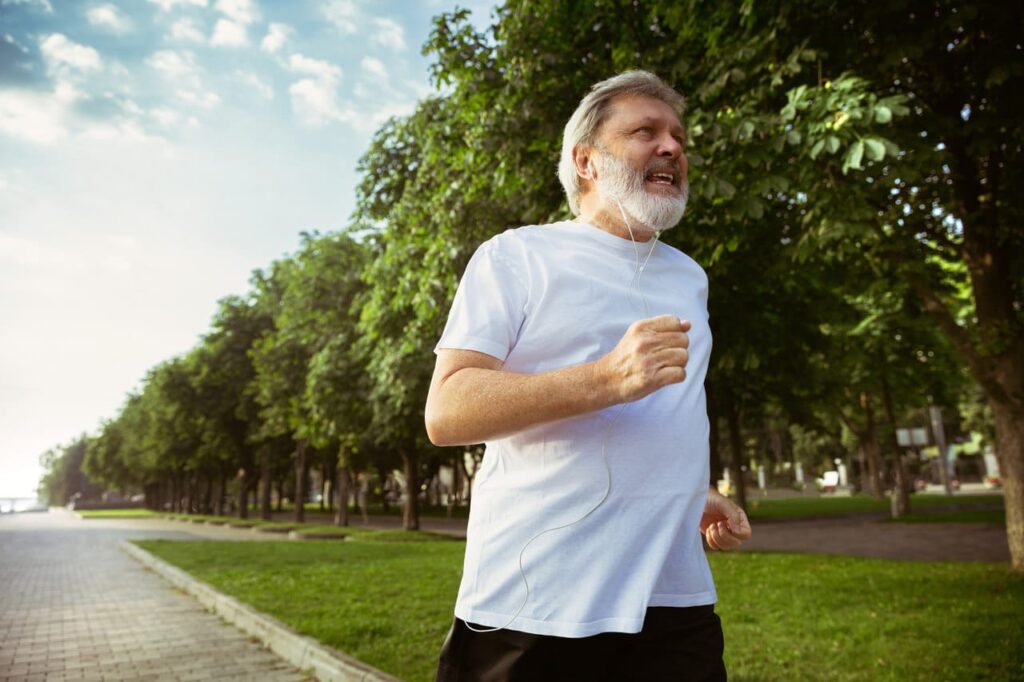Homem saudável correndo pós implante de marca-passo